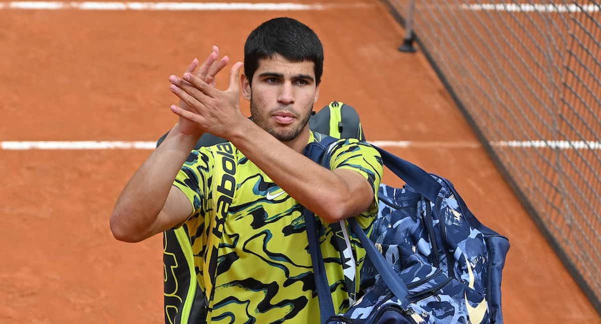 Carlos Alcaraz saluda al público de Roma después de caer eliminado en tercera ronda. /EFE/EPA/ETTORE FERRARI