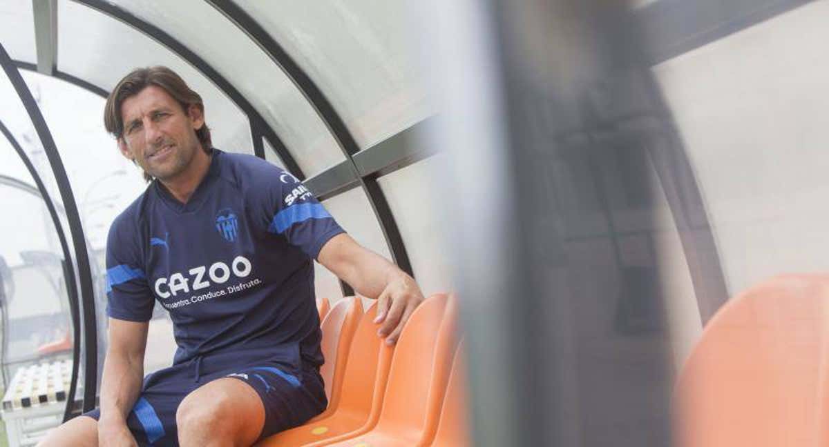 Miguel Ángel Angulo posa en el banquillo. /Damián Torres