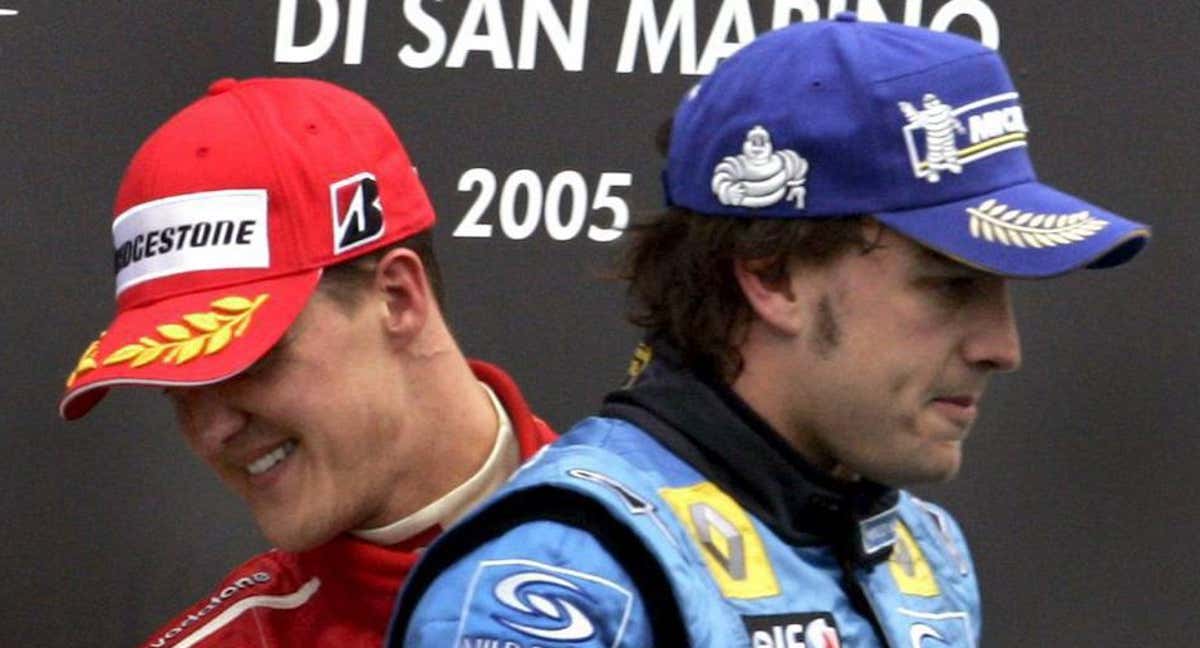 Fernando Alonso y Michael Schumacher, en el podio de Ímola en 2005. /EP