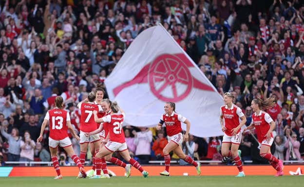 Arsenal celebra el gol de Beattie.  ARSENAL WFC