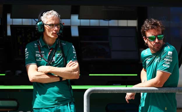 Mike Krack y Fernando Alonso, en los entrenamientos de pretemporada de Baréin.  EFE