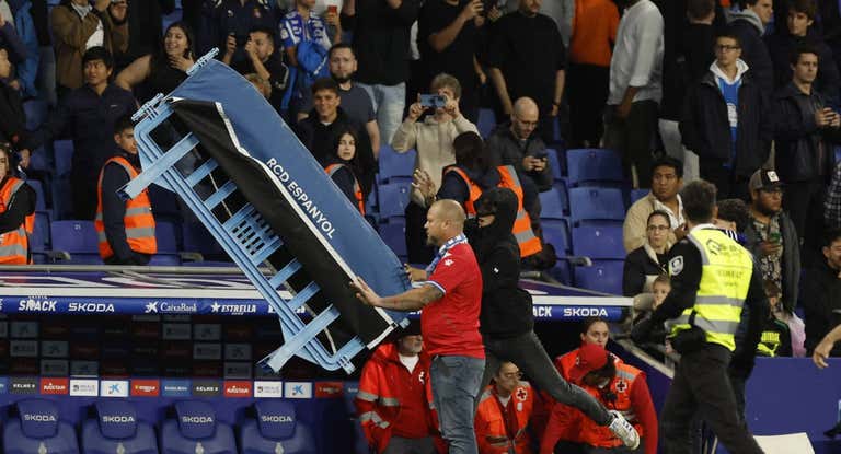 Aficionados del Espanyol asaltan el campo y levantan una valla tras el partido contra el Barça.