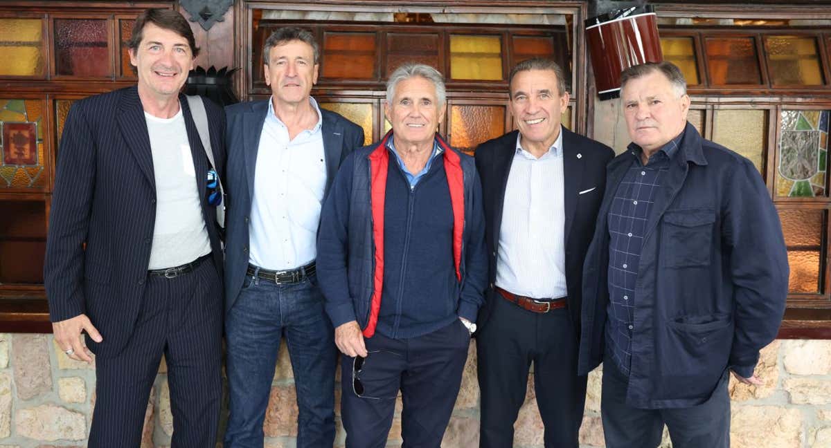 Agustín, Jaro, Santillana, Buyo y Camacho posan para Relevo. /SALVA FENOLL