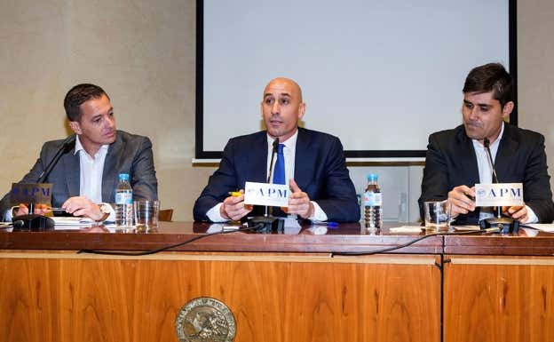 Luis Rubiales, escoltado por Péramos y Aganzo, el día que deja AFE para presentarse a la RFEF.
