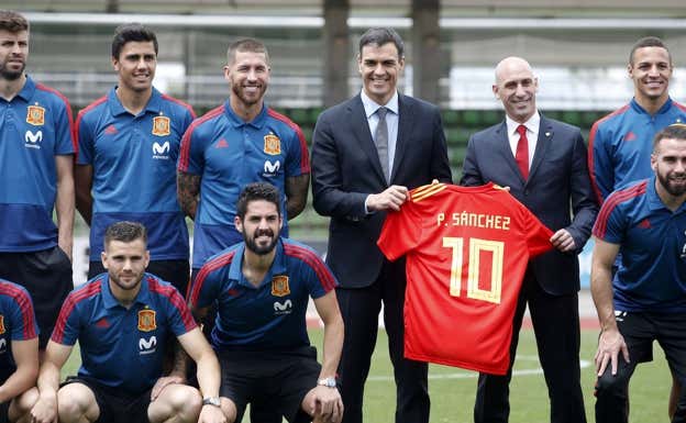 Pesdro Sánchez posa con la Selección antes del Mundial de 2018.