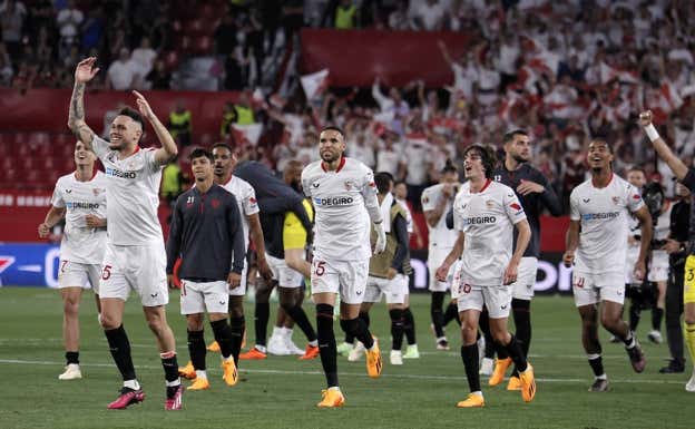 Los jugadores del Sevilla, en la celebración del triunfo ante el United. ABC