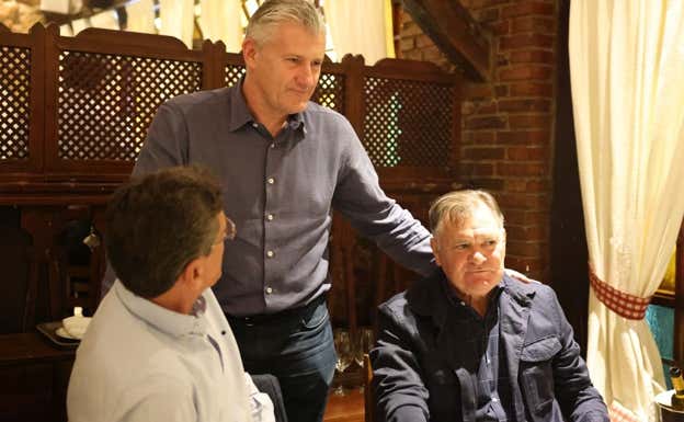 Suker, entre Pedro Jaro y Camacho.  SALVA FENOLL