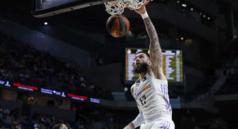 Vincent Poirier machaca en un partido.