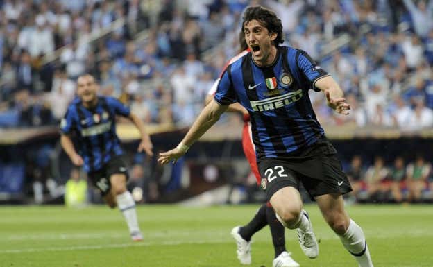 Milito celebra el gol contra el Bayern en el Bernabéu.  REUTERS