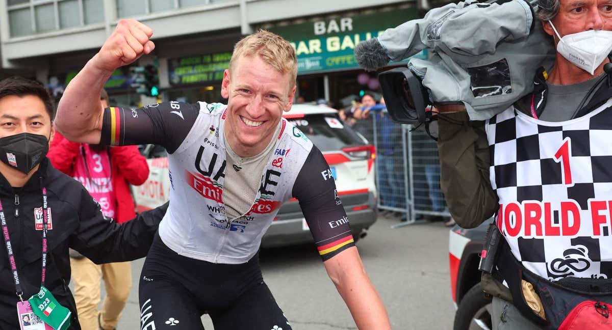 El ciclista alemán Pascal Ackermann celebra el triunfo en la undécima etapa del Giro de Italia. /AFP