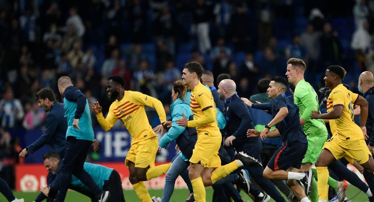 Los jugadores del Barcelona se retiran de Cornellà.