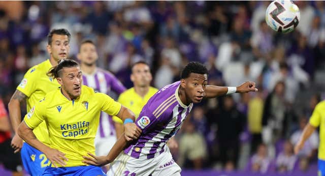 El Cádiz – Valladolid se calienta por el arbitraje: «Contra todo y contra todos»