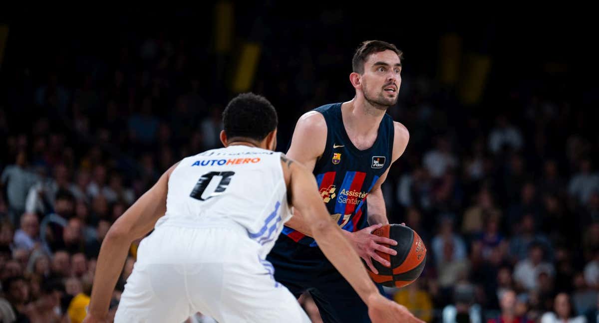 Satoransky intenta pasar a un compañero ante Hanga en un partido ACB./ACB Media