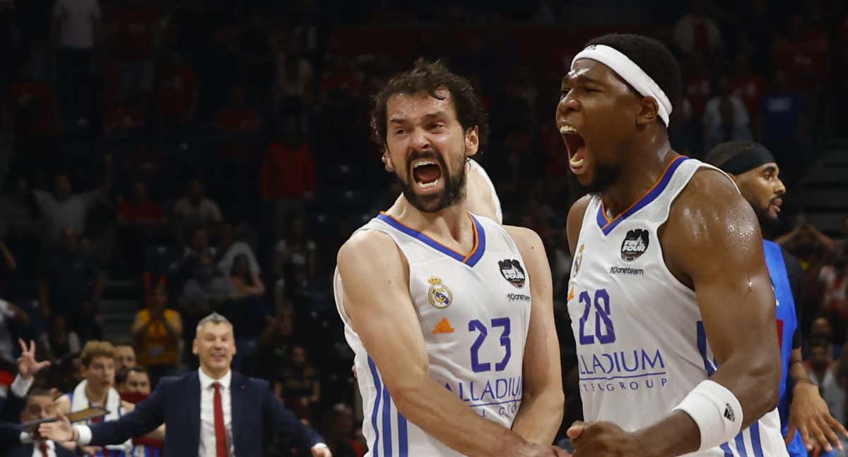 Sergio Llull y Guerschon Yabusele celebran el triunfo del Madrid en la Final Four de Belgrado de 2022./Efe