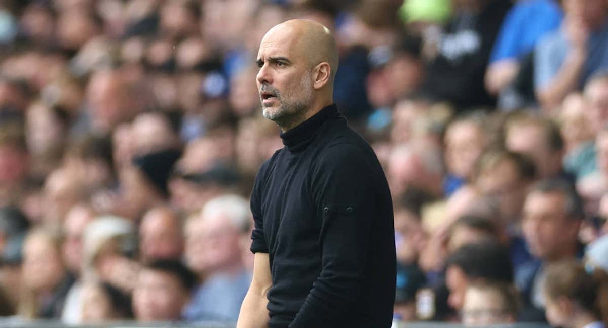 Guardiola, arrodillado, en el Etihad Stadium./Reuters