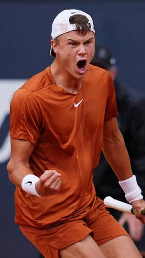 Holger Rune celebra un punto ante Djokovic en Roma.  REUTERS