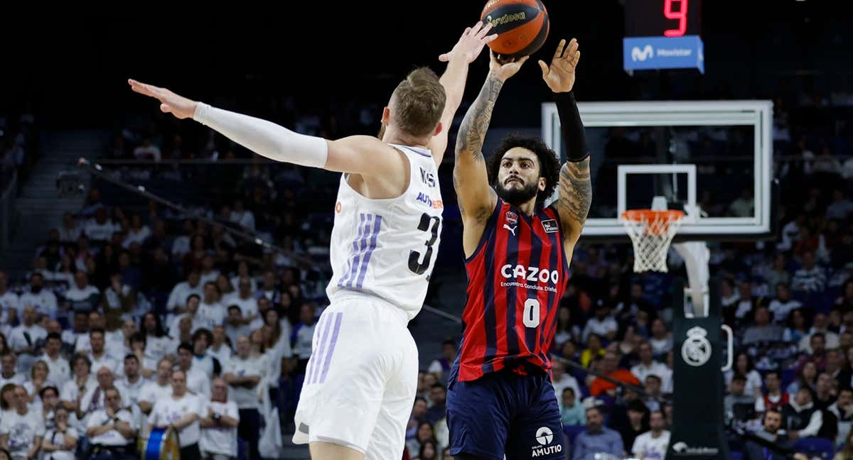 MARKUS HOWARD LANZA A CANASTA ANTE LA DEFENSA DE DZANAN MUSA/ ACB PHOTO