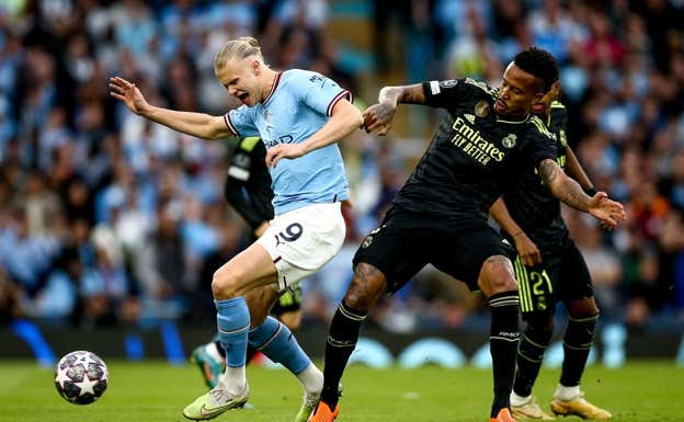 Haaland con Militao, en el Etihad.  EFE