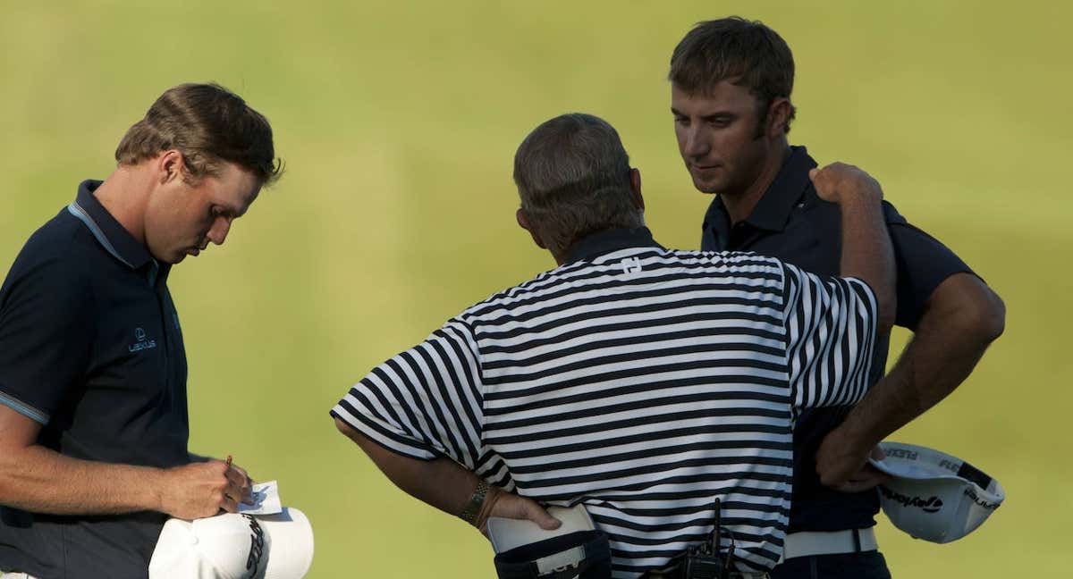 Dustin Johnson recibe la sanción por parte de un juez en 2010. /Getty