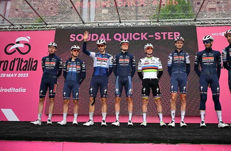Cuatro corredores más del Quick-Step abandonan por Covid-19