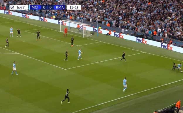 El balón va fuera y tanto Kroos como Modric se hunden para evitar que el City logre conquistar su zona favorita, pero Pep ajustó.