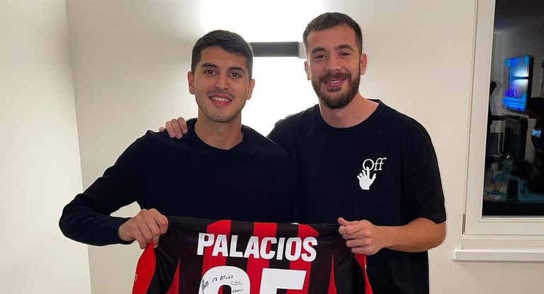 Palacios y Castro posan en Alemania con una camiseta del futbolista.