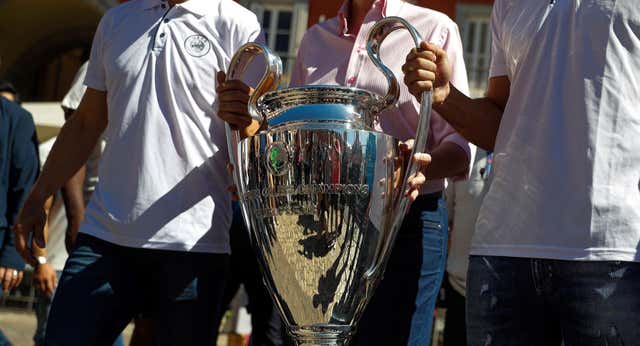 Cuánto pesa la copa de la Champions League