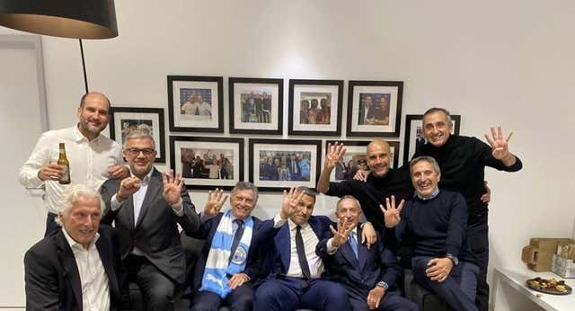Guardiola y la cúpula del City, a lo Piqué con la manita