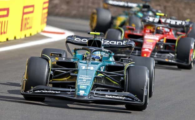 Fernando Alonso y Carlos Sainz en una carrera de la F1 2023.  EFE