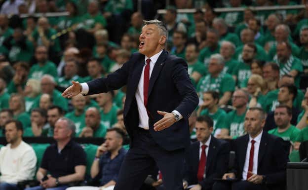Jasikevicius da instrucciones a sus jugadores ante Zalgiris.  Reuters