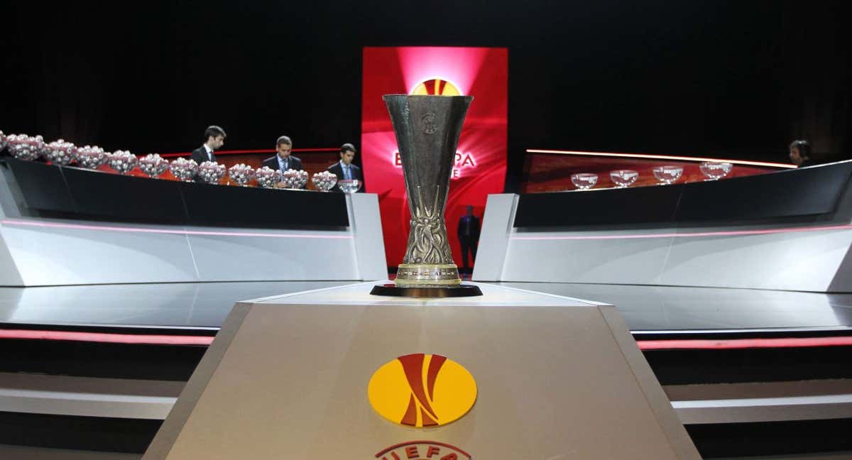 El trofeo de la Europa League./AFP