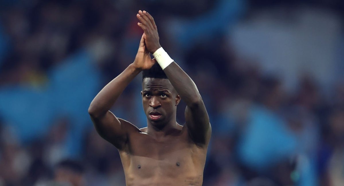 Vinicius aplaude a la afición en el Etihad.