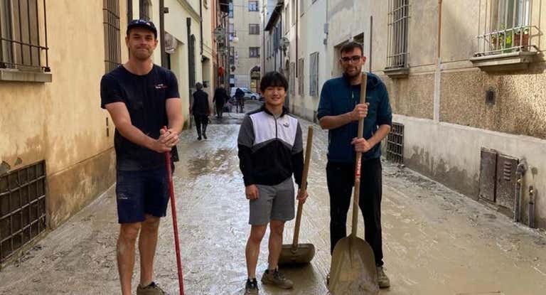 Yuki Tsunoda, piloto de AlphaTauri en F1, ayuda a limpiar las calles de Faenza tras las inundaciones.
