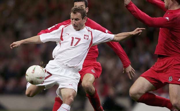 Frankowski, en el momento de anotar un gol contra Gales en el camino al Mundial 2006.  STU FORSTER / GETTY