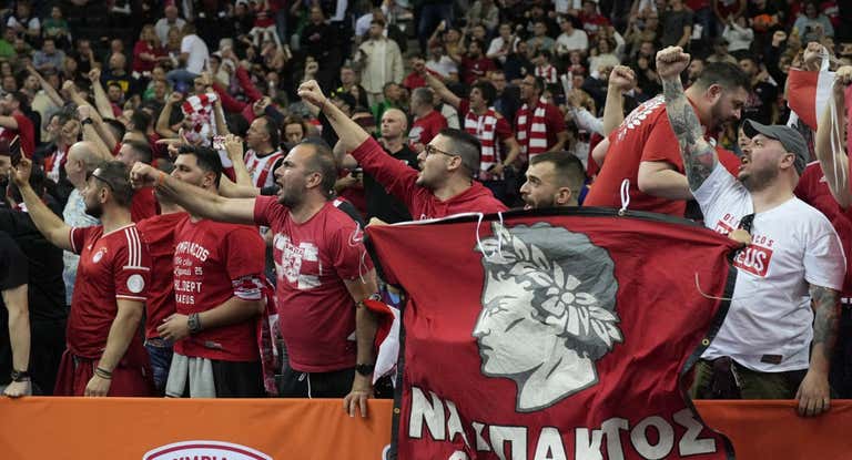 Los aficionados de Olympiacos, los más numerosos en Kaunas.