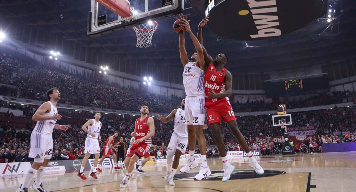 Tavares y Fall, en el encuentro entre Real Madrid y Olympiacos en liga regular. /GETTY IMAGES