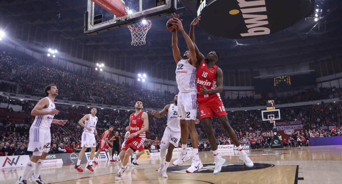 Tavares y Fall, en el encuentro entre Real Madrid y Olympiacos en liga regular.