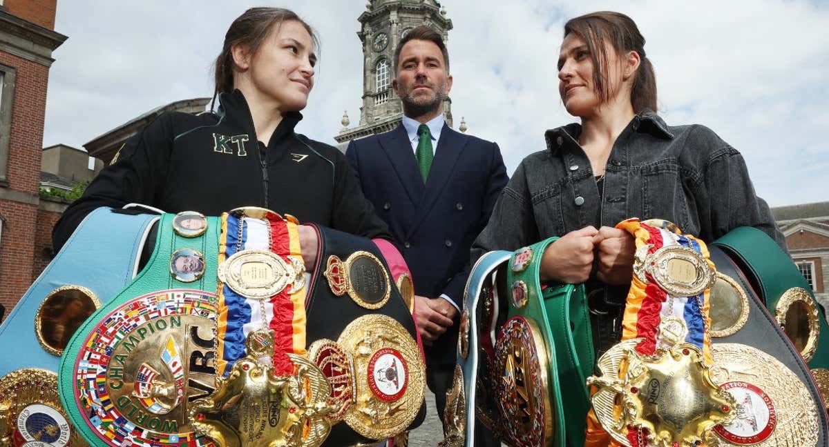 Katie Taylor y Chantelle Cameron posan con sus cinturones y Eddie Hearn (promotor) en Dublín./Matchroom Boxing