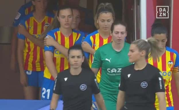 Algunas jugadoras del Valencia se tapan el logo de la Liga F. DAZN