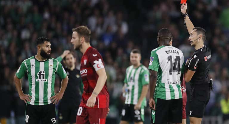 Fekir, que mira a Sánchez Martínez, y Rakitic en el derbi de la primera vuelta en el Benito Villamarín.