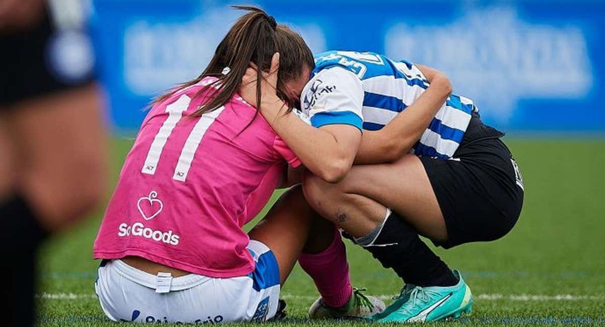 Kuki y Carla Armengol, jugadoras del Alhama y del Alavés, se abrazan tras descender en Vitoria.