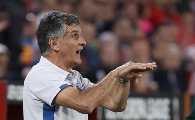 José Luis Mendilibar dirige a su equipo. EFE