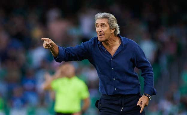 Pellegrini realiza una indicación a sus jugadores. EP