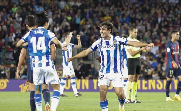 Kubo y Pablo Marín celebran el triunfo en el césped del Camp Nou. EFE