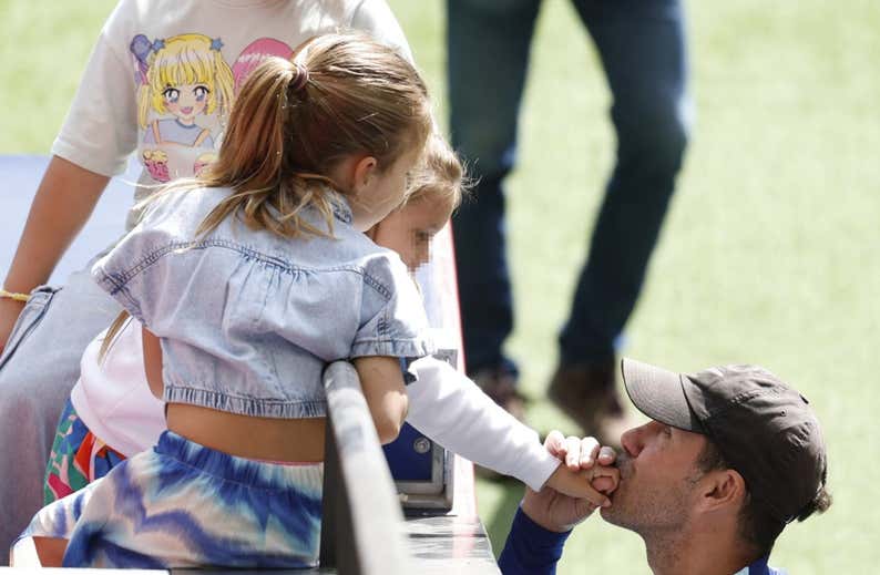 “Griezman, te amo”: el francés regaló sus botas a los niños