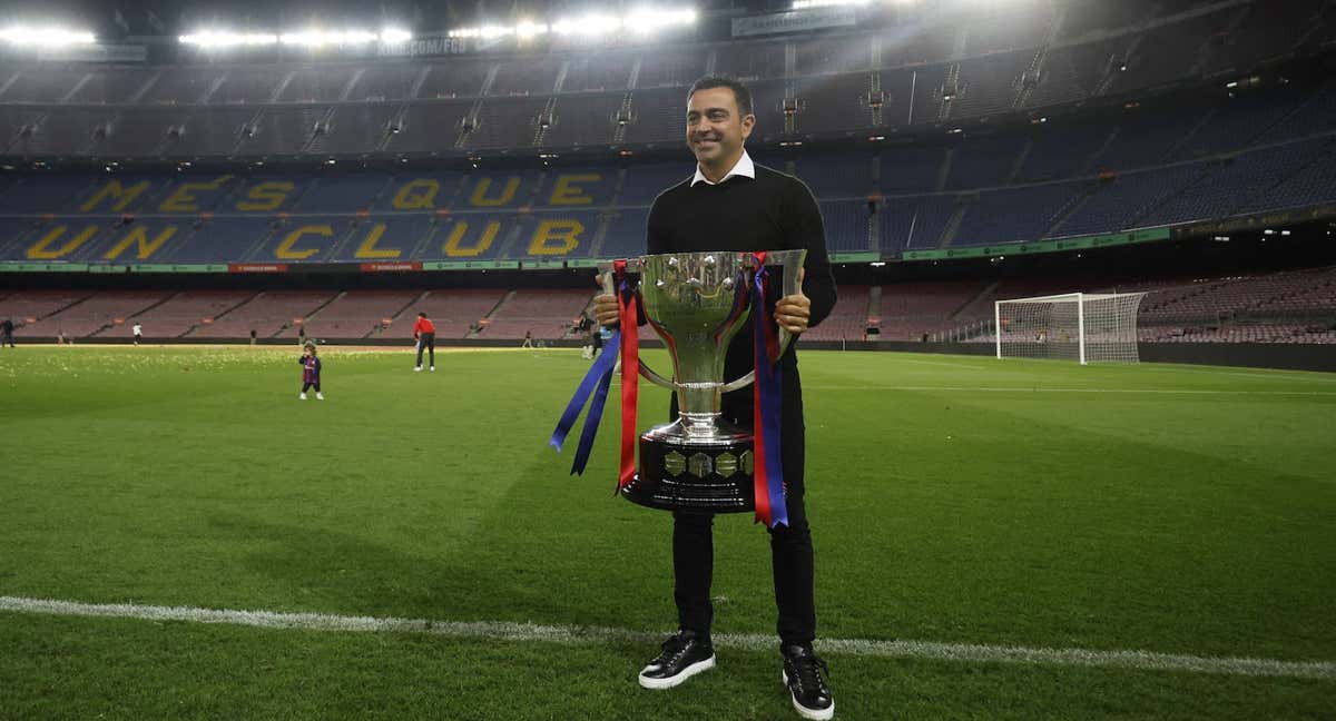 Xavi con el título de Liga al final del partido.