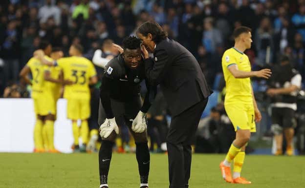 Inzaghi charla con Onana en el descanso. REUTERS