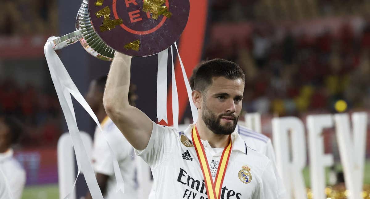 Nacho, con la Copa del Rey./REUTERS