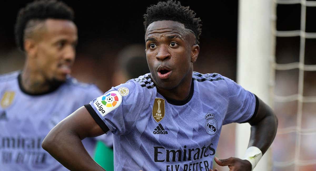 Vinicius se queja de los gestos del aficionado./REUTERS