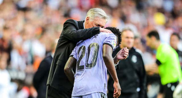 El Valencia identifica a los dos racistas con Vinicius y Ancelotti modera su discurso
